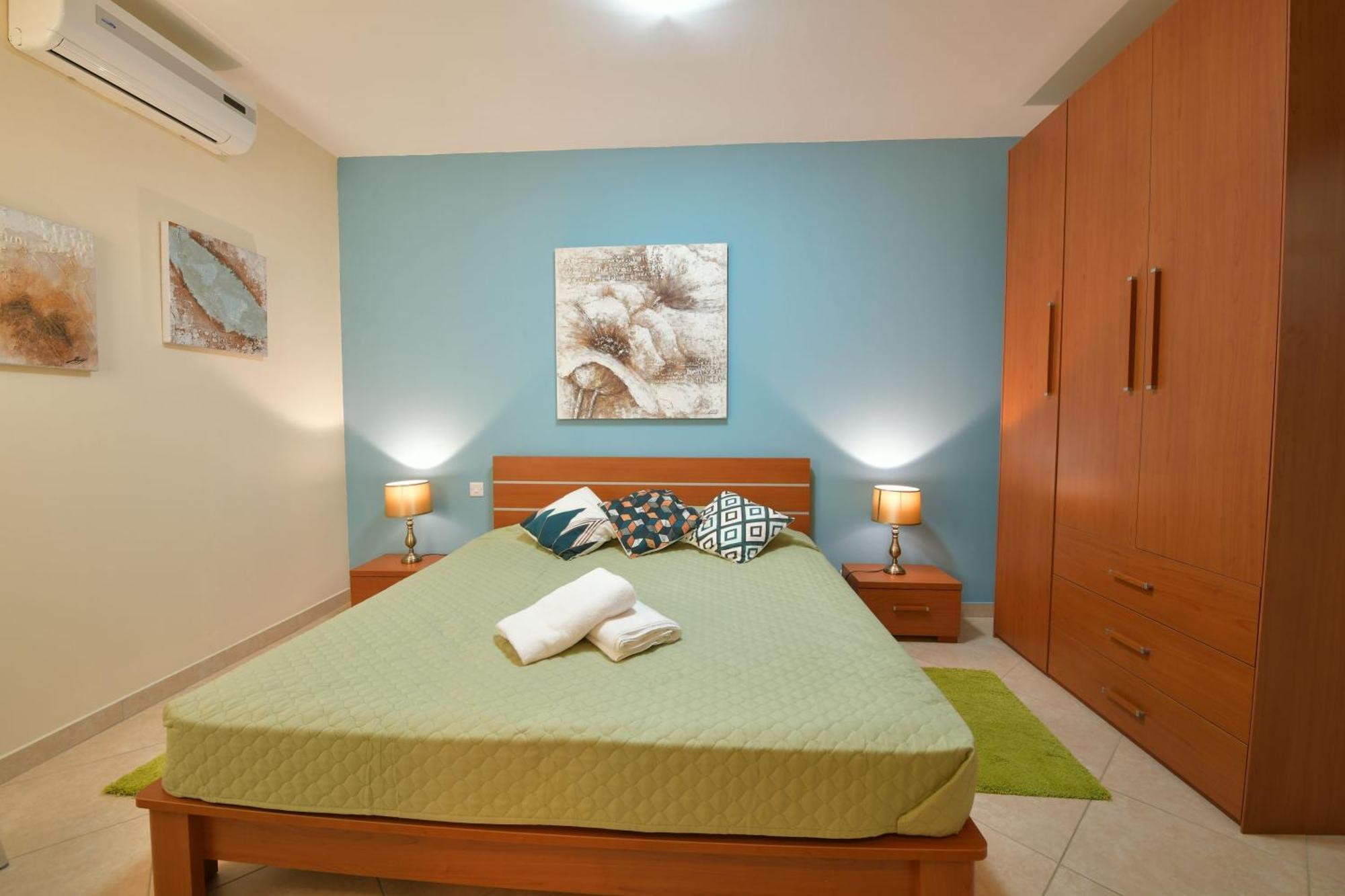 Gozo Spacious With Large Communal Pool *